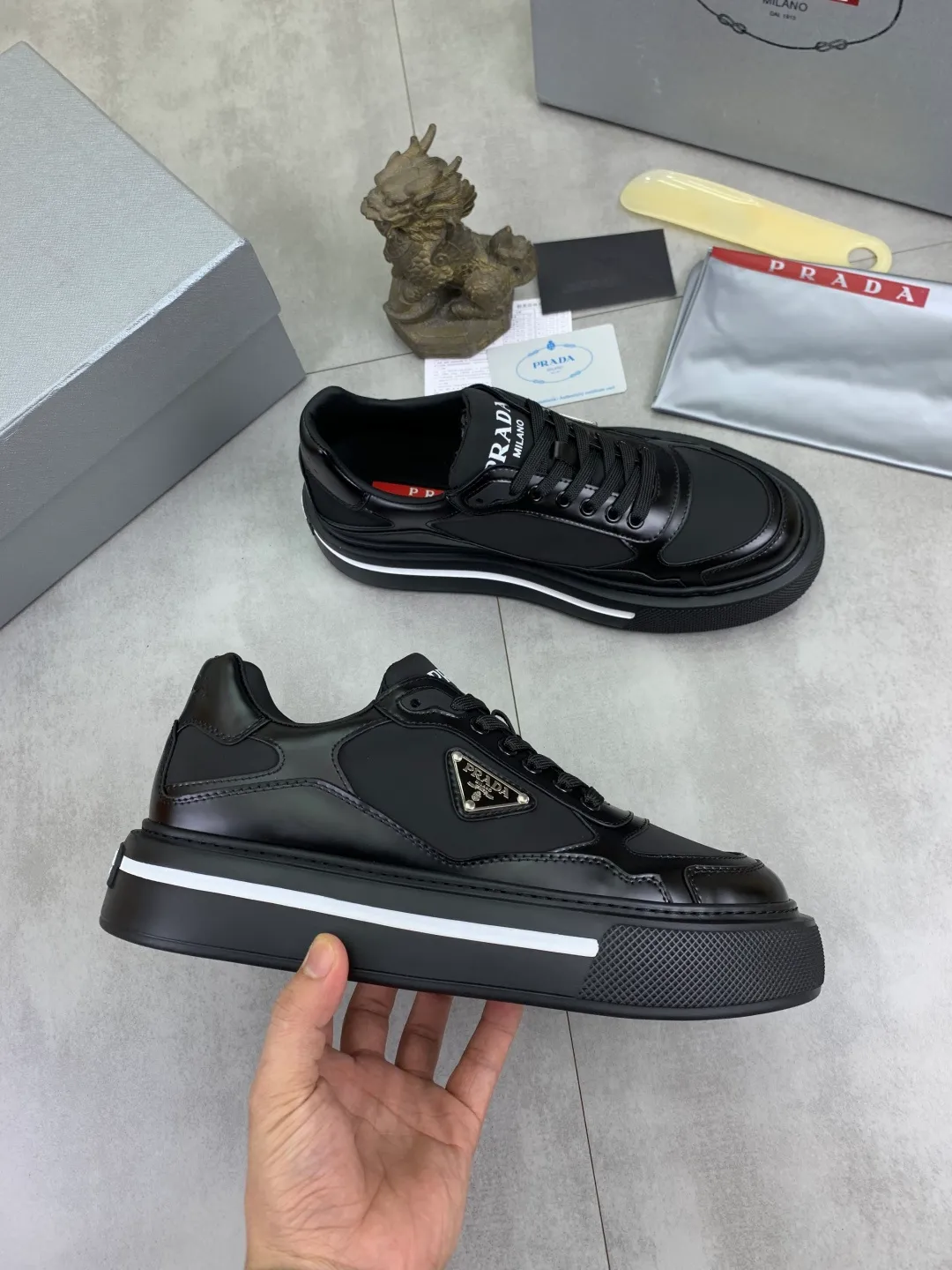 Men's shoes 💰P560💰 [New model] High version official website popular model is on the market, 🆘 Trendy brand (Prada) mainly promotes popular model, avant-garde and versatile fashionable men's shoes private version mold opening, cowhide surface splicing 1:1.. Stylish and simple, original imported cowhide lining cowhide feet; the atmosphere and personality are more fashionable, eye-catching and pursuing class. It will subvert the old idea and be a must-have for fashion trendsetters with you! Must keep it for yourself! Tall and comfortable, large and low, high-end quality workmanship. Size: 38-45; multiple colors available.